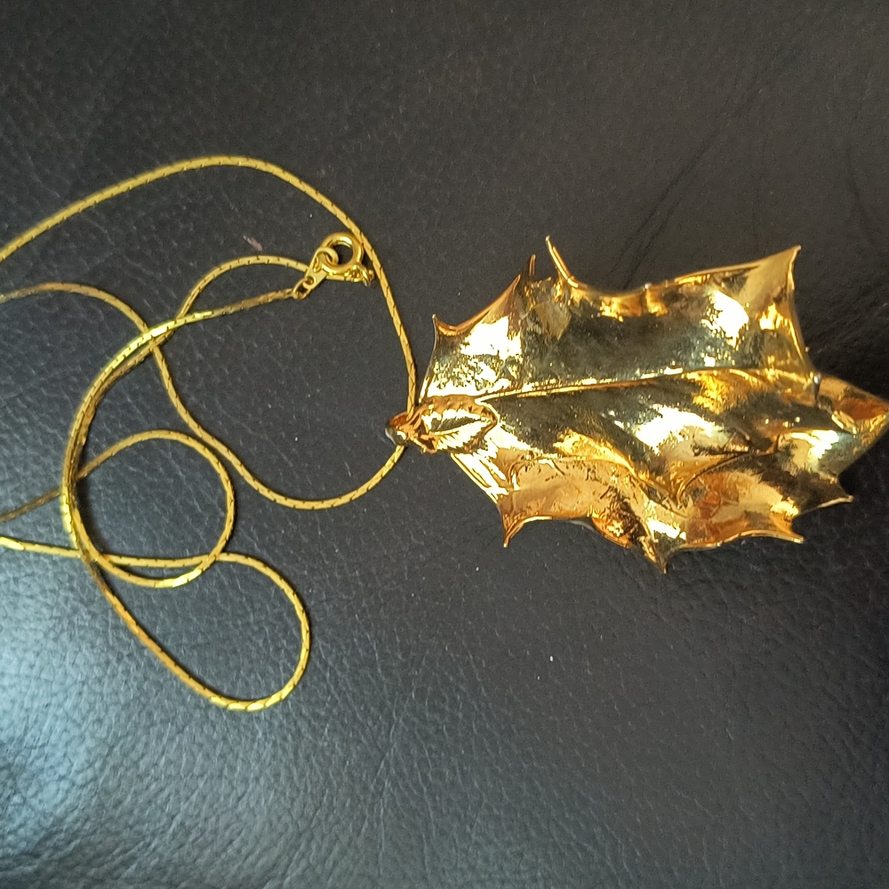 Real Holly Leaves Dipped in 24k Gold. Comes with chain necklace - Picture 9 of 11